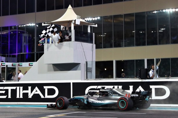 Abu Dhabi Hamilton bandeirada.jpg